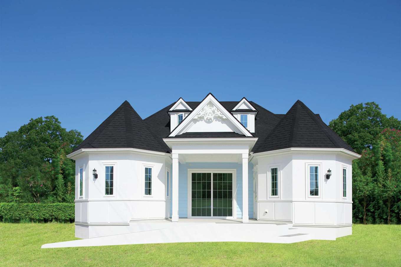 スカイグラウンド【デザイン住宅、輸入住宅、インテリア】シンメトリーな八角形の塔屋が印象的なヴィクトリアンスタイルの輸入住宅。2階はロフトのみで、ほぼ平屋感覚で暮らすことができる。これからDIYで石畳を貼っていく