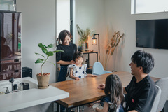 キッチンと横並びの家族団らんのダイニング。L字型の間取りになっているので、来客がリビングに入ってきてもダイニングが丸見えにならないのもポイント