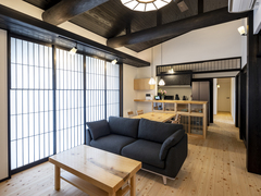 広々としたLDKスペース。和モダンな造りの中で、木製のインテリアが暖かい雰囲気を醸し出している。