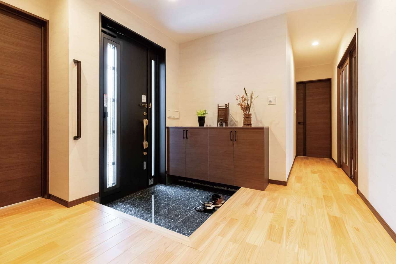 片山建設【デザイン住宅、夫婦で暮らす、平屋】広々とした玄関ホール。建具を通じてLDKからの光も届く