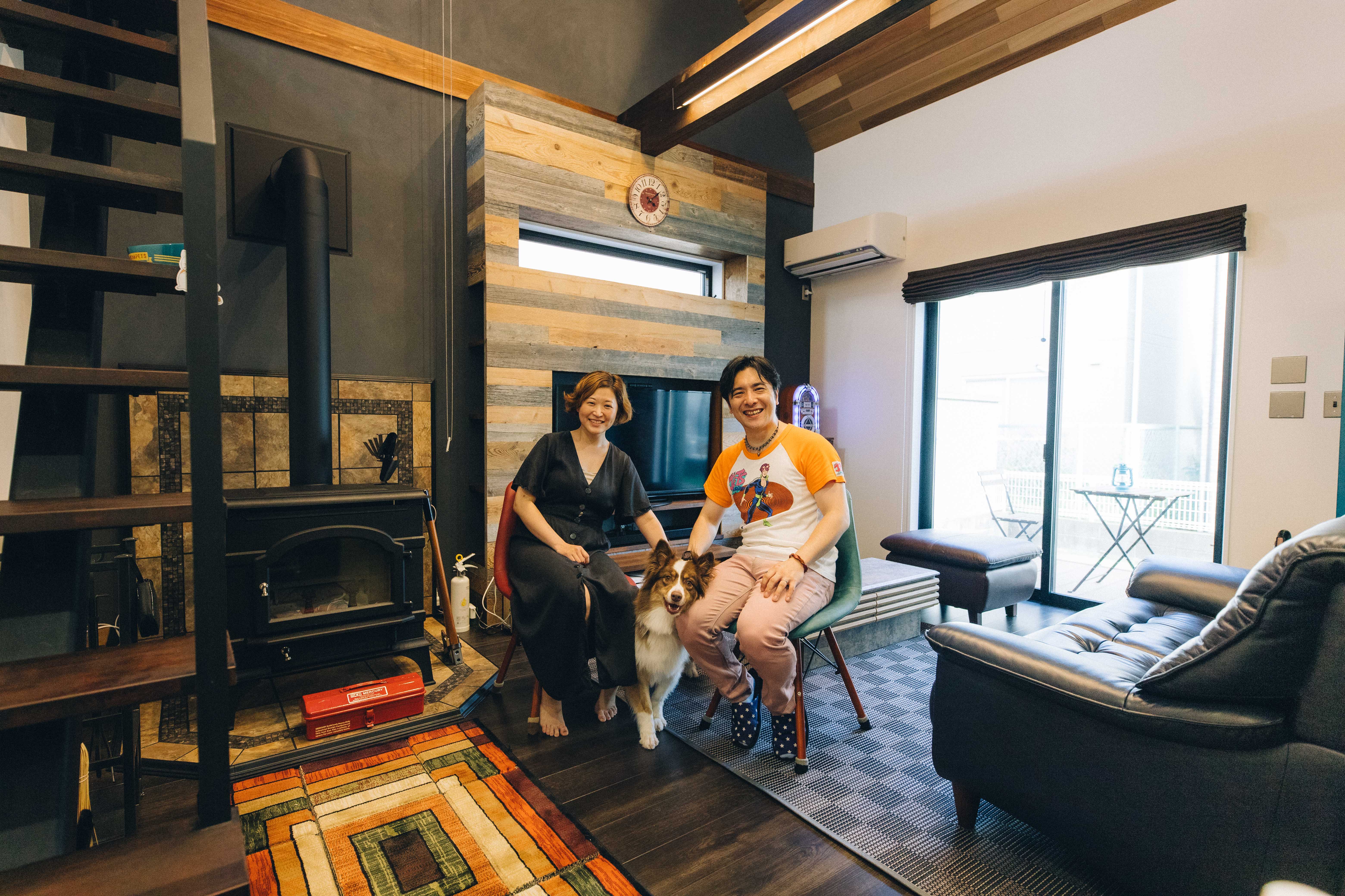 スタジオCoCo-Li｜家族が団らんするリビング、ダイニング。ガラス越しに庭の光が挿し込むワンちゃん部屋を見ながらコーヒータイム。お洒落なカフェに来たようなゆっくりした時間が流れています。暖炉のあるリビングは、心も温まる時間が流れます。そんな、「みんな」と「個人」のそれぞれの居場所をネコちゃんが軽い足取りで歩いて行きます。