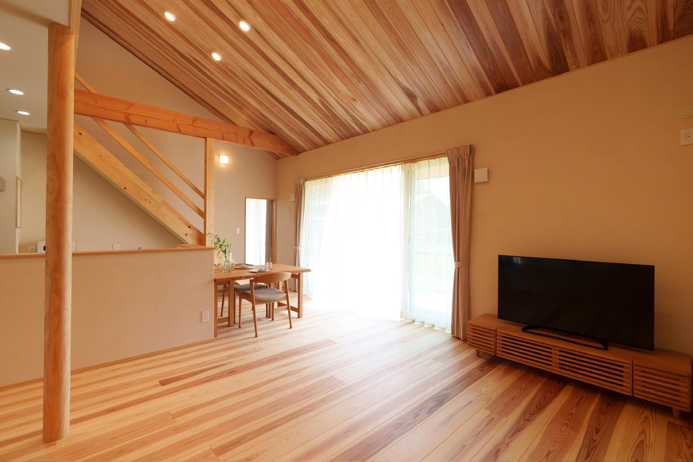 アンシンハウズ【自然素材、間取り、平屋】床と天井の杉は三重県産で同社の標準仕様