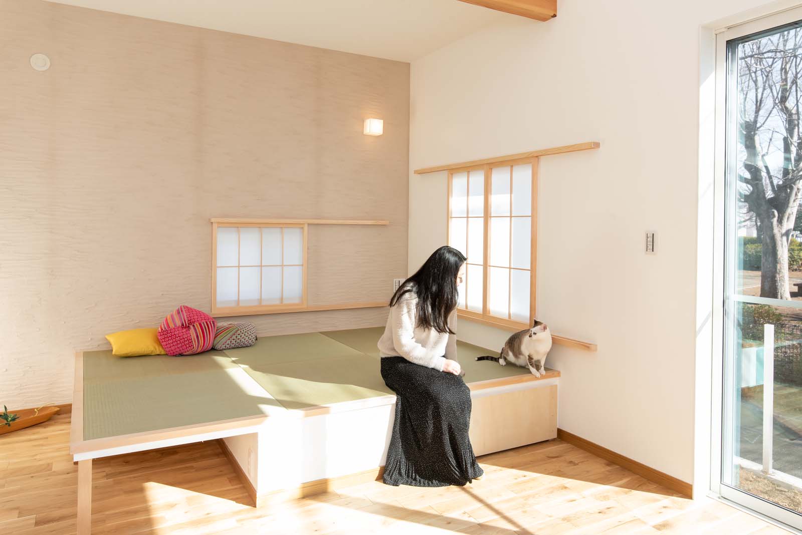 木のすまい工房｜畳コーナーは猫ちゃんとくつろぐ場所、薩摩中霧島壁がアクセントに