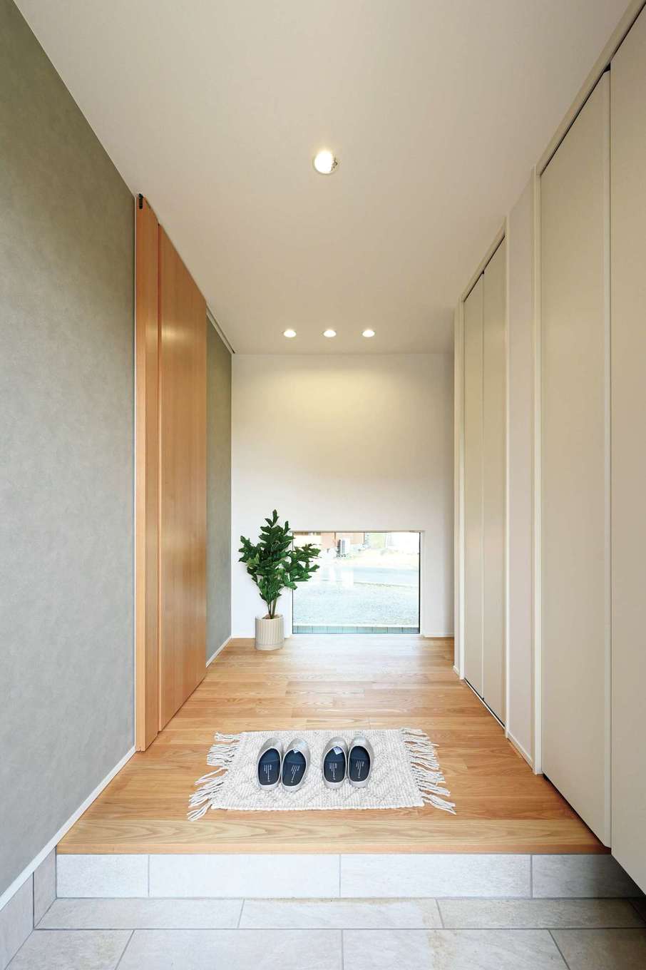 ユートピア建設【省エネ、間取り、平屋】ピクチャーウィンドーが目をひく玄関。リビングとの仕切り戸は、枠がないデザインのフルハイトドアにした