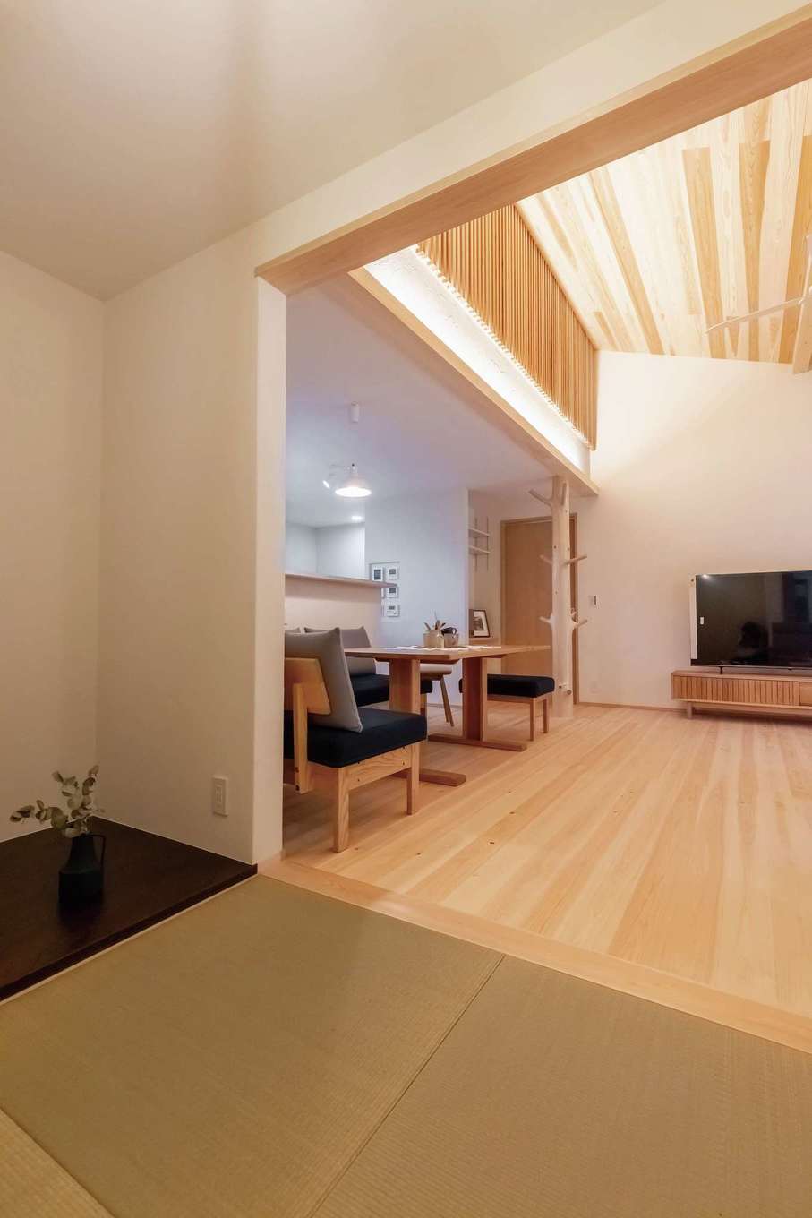 住まいるコーポレーション【自然素材、省エネ、平屋】リビングに隣接して配置した畳コーナーと落ち着いた雰囲気を醸し出す仏間