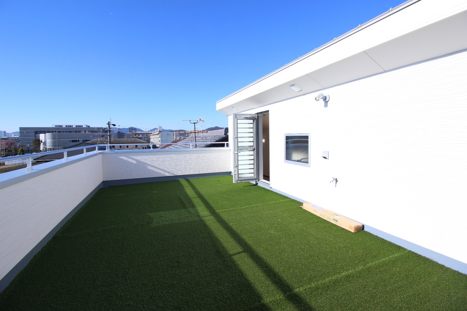 小野田産業～designers house project～｜広々とした屋上スペース。人工芝が敷かれており、周りの目を気にせずにリラックスしたひとときを過ごせる。