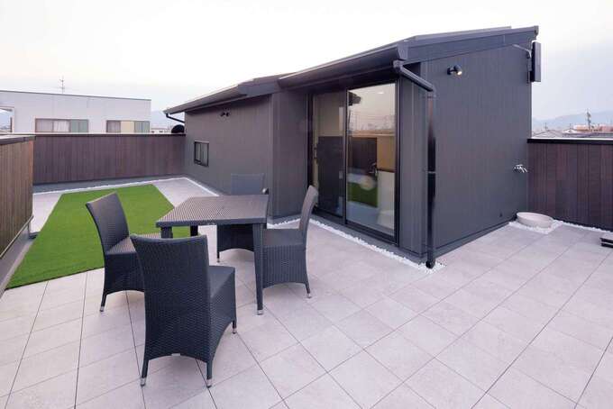 シアタールームのあるペントハウスの屋根に4kWの太陽光発電を搭載。さらに、屋上ガーデンではBBQやプールも楽しめる。まさに趣味、エコ、快適を兼ね備えた極上の住まいだ