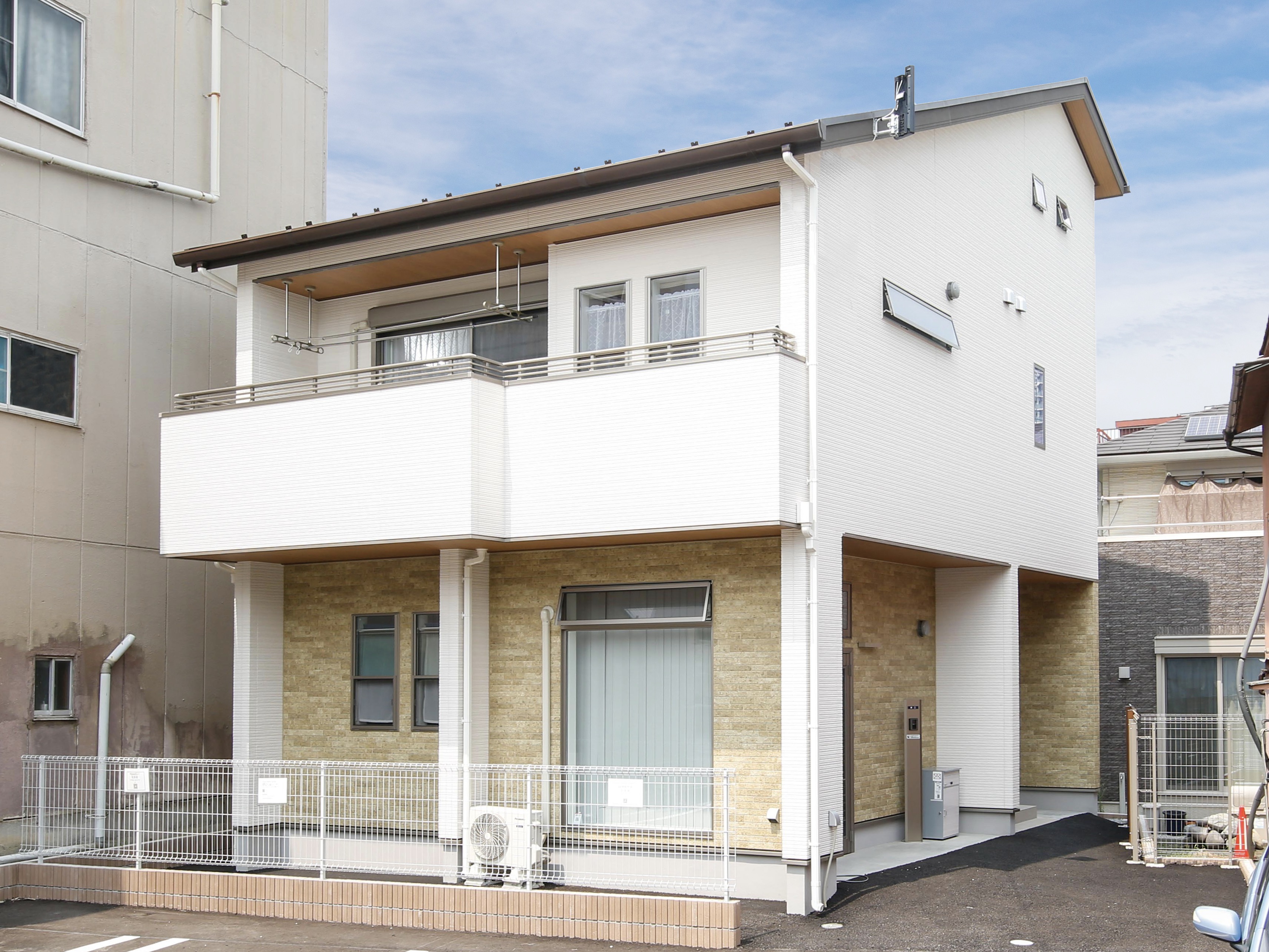 エスホーム｜１階は事務所になっているので、お客様が入りやすいように優しい色使いにした。南側にお客様駐車場があるので、日当たりがとても良い。