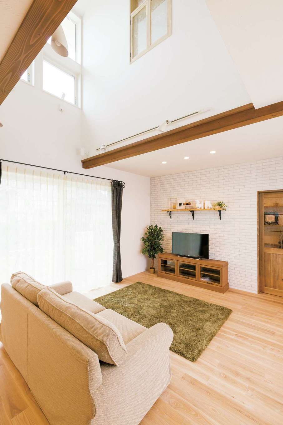 ひだまり工房【浜松市中央区大久保町5450-1・モデルハウス】開放感あふれる吹抜けのリビング。タモ材の床は、スリッパ要らず心地よさ。ハイサイドから射し込む柔らかな光ときれいな空気を存分に味わって