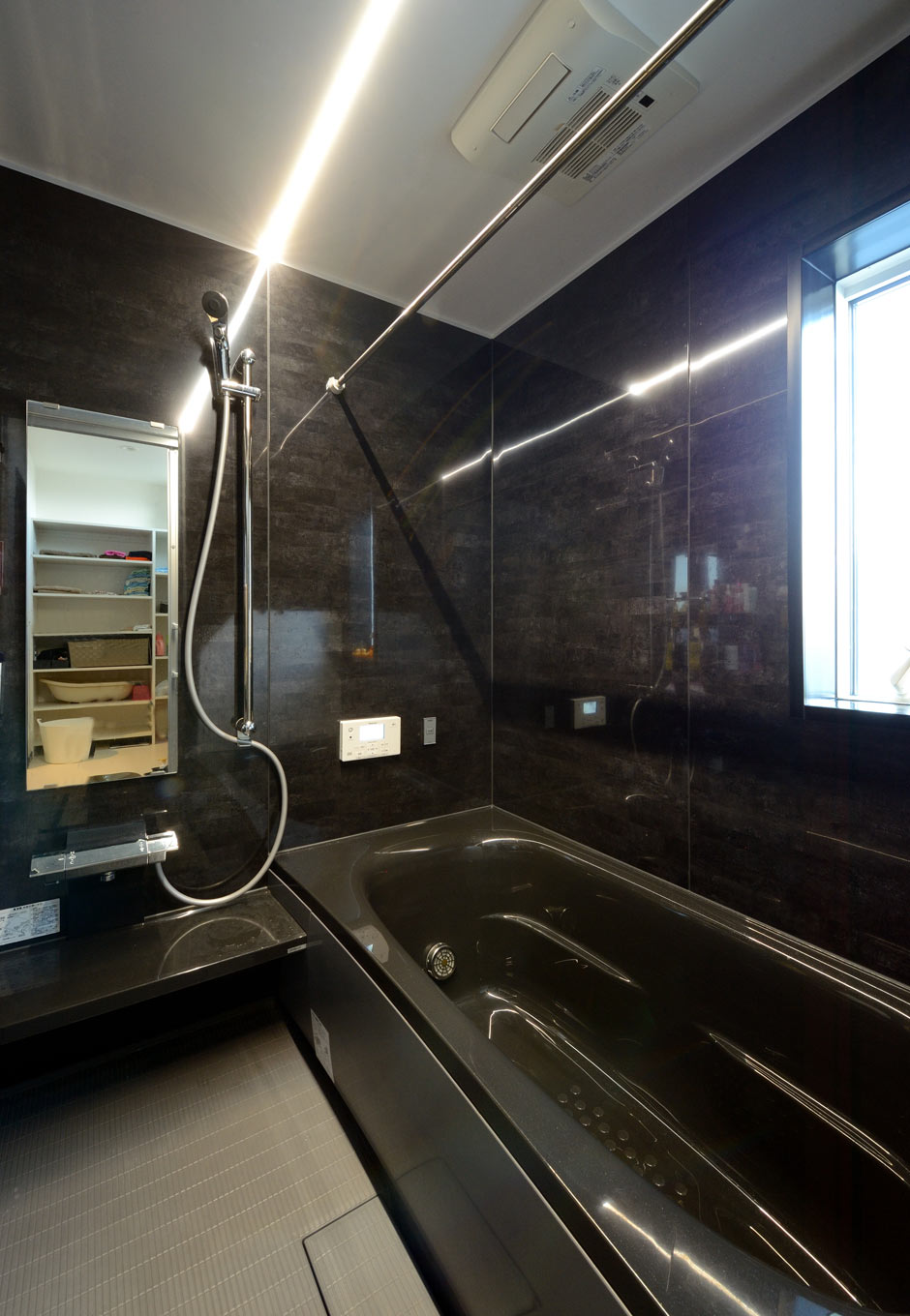 DISTANCE 野本建築【省エネ、間取り、スキップフロア】ブラックで統一したバスルームは男前で力強い