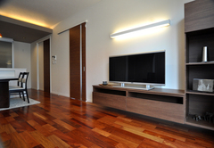 こだわりのフローリングがLDKに色々な表情を演出。また、造り付けのテレビボードは下に空間があるため、お掃除もラクラク