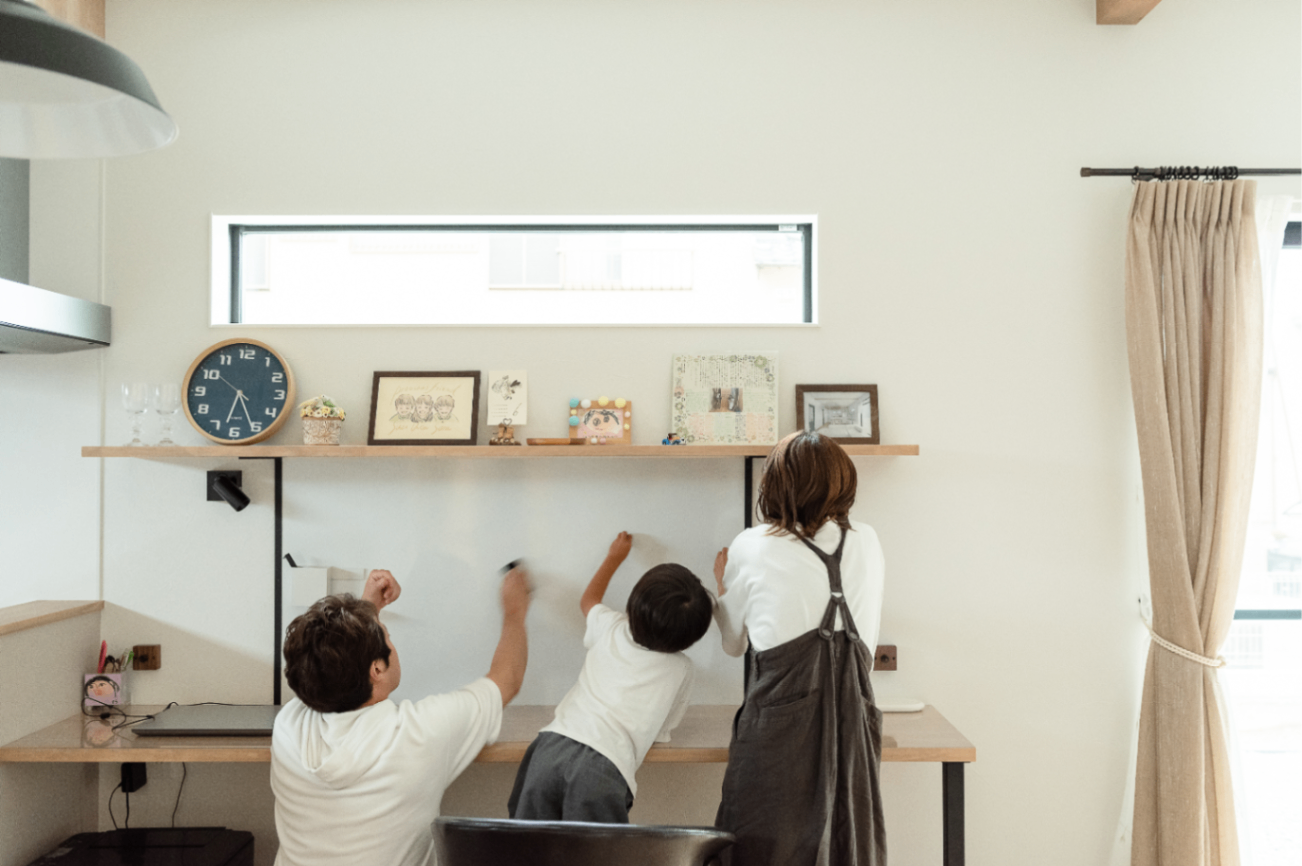 ひだまり工房【子育て、収納力、間取り】リビングにはご家族が集まっている時も、離れている時も、共に過ごせる工夫がたくさん詰まっています。