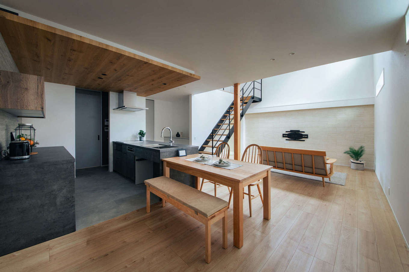 DAITOKU（大得工務店）【デザイン住宅、省エネ、間取り】キッチンを起点にぐるりと回遊できる便利な動線。ダイニングキッチンとリビングの目線の高さが大きく変わることで、より広く感じられる