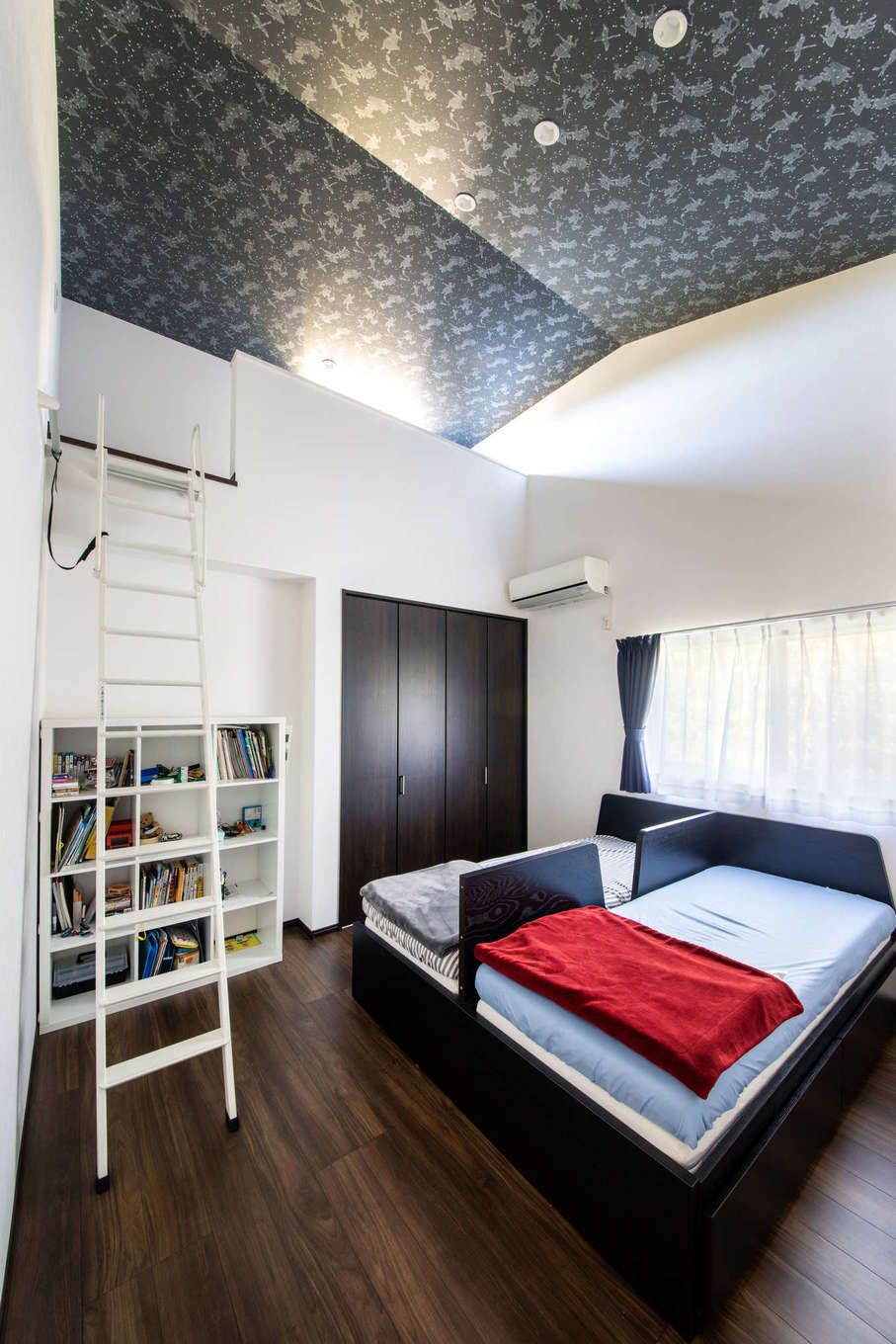 吉川住建【子育て、省エネ、ガレージ】ロフトのある子ども部屋。天井のクロスが夜の星空をイメージさせる