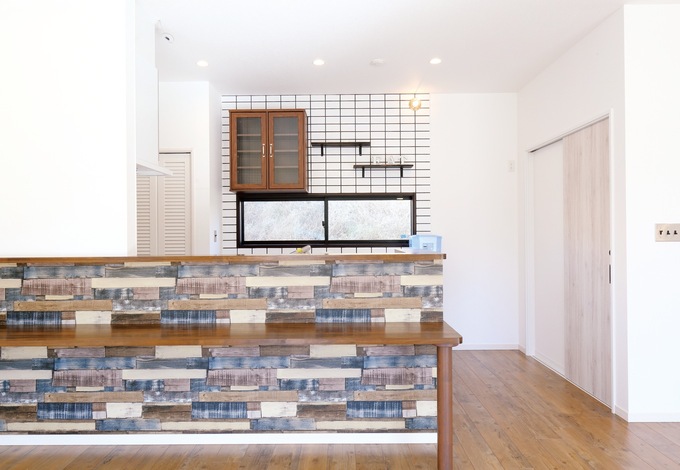 ドイツ製の独創的なデザインのクロスを張ったキッチン。バックヤードのタイル、食器棚はSさんの持ち込み