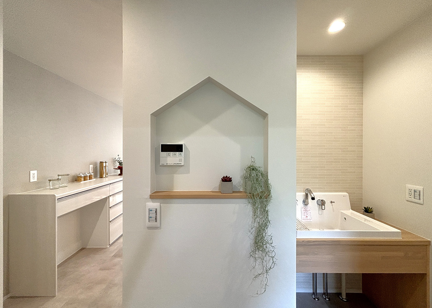 DAITOKU（大得工務店）【子育て、省エネ、建築家】洗面台とキッチンの間に設けた家型のニッチ。インテリアのアクセントとしてだけでなく、リモコンを取り付けたり飾り棚としても使い勝手が抜群だ