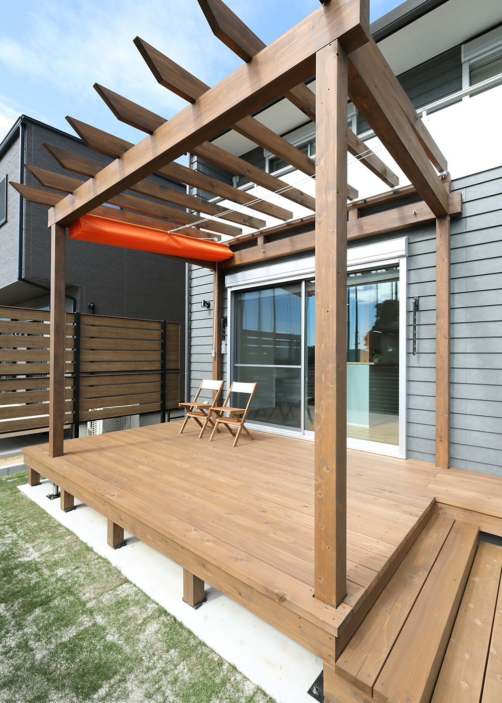 丸昇彦坂建設【デザイン住宅、趣味、間取り】広々としたウッドデッキを設置。パーゴラにシェードを付ければ夏の強い日差しを防ぎ、セカンドリビングとしても活用