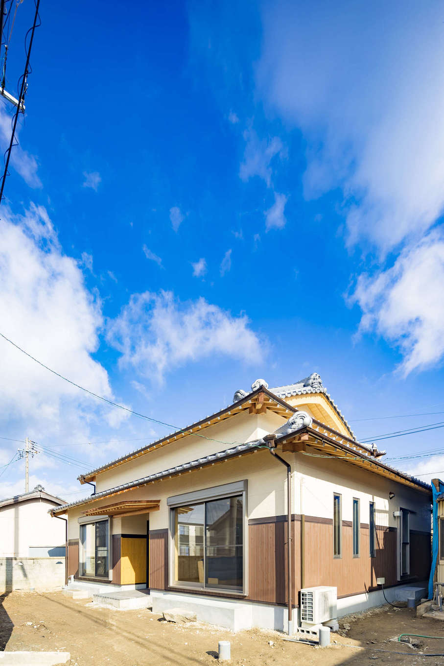 ガレージハウス ISHIKAWA/石川興建【和風、夫婦で暮らす、間取り】サイディングに木の腰壁と瓦屋根を組み合わせた純和風の外観。丈三建ちは農家などによく取り入れられていた日本の伝統スタイルだ
