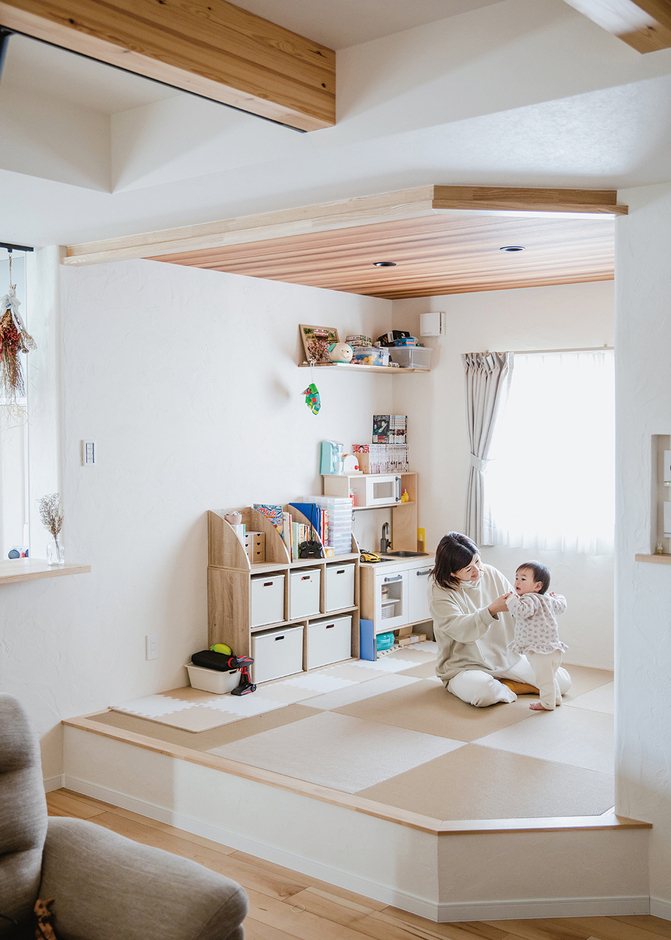 キッチンからも見守れる小上がりの畳コーナー。子どもたちの遊び場や、赤ちゃんのお昼寝にも重宝している