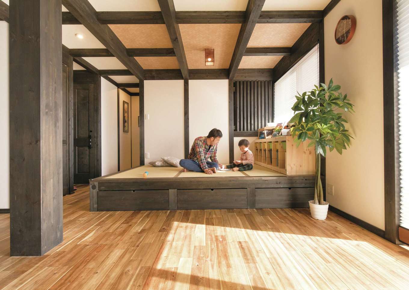 サイエンスホーム【デザイン住宅、自然素材、間取り】小上がりの畳コーナー。子どもと遊んだり、お昼寝させたり、多用途に使えて便利。畳の下は収納スペース