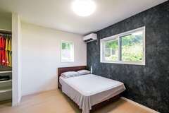 寝室には機能的かつ大容量のウォークインを用意。富士山が大きく見えるよう窓の位置を入れ替えてもらった