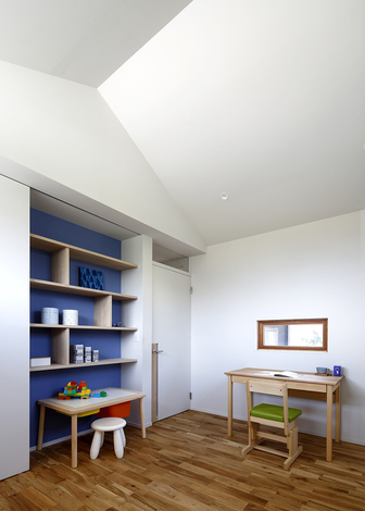 青のアクセントクロスが可愛らしい子ども部屋