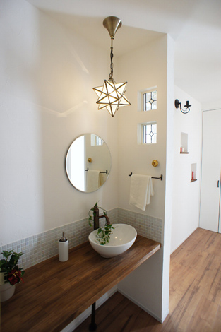 小野田産業～designers house project～【デザイン住宅、スキップフロア、インテリア】廊下に設けた手洗いコーナーは、タイルやステンドグラス等で飾って楽しい空間に