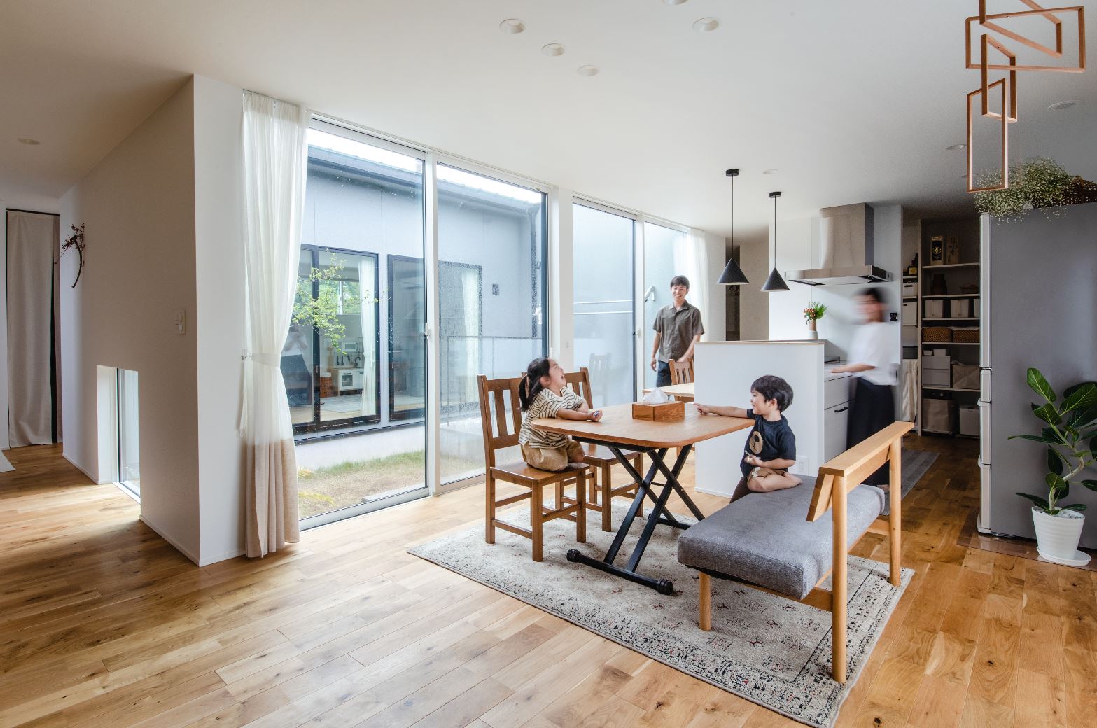 S.CONNECT（エスコネクト）【デザイン住宅、間取り、平屋】子どもたちが走り回れるようにと、中庭を中心に「ロの字」の形にした間取りを採用
