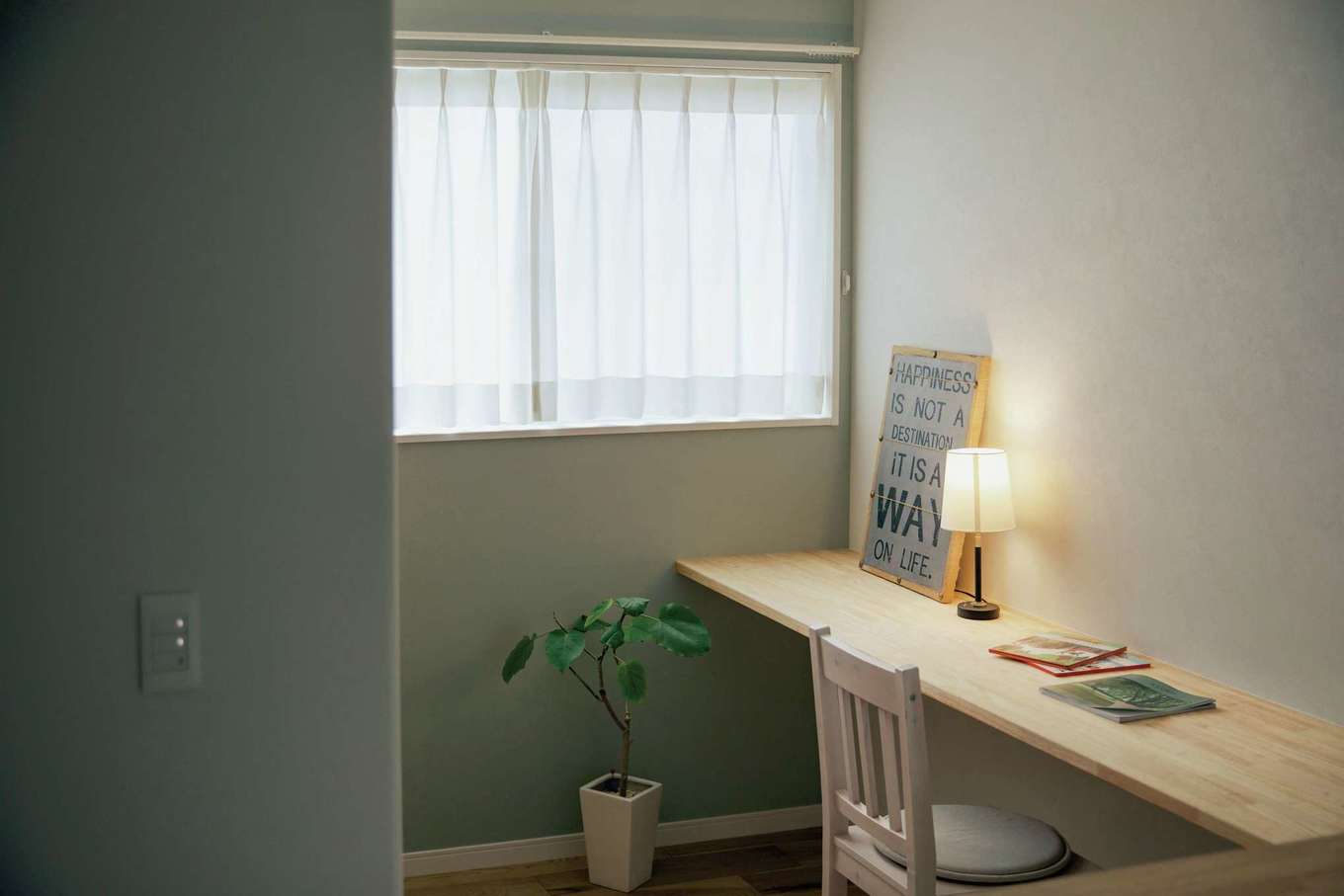 ほっと住まいる【自然素材、間取り、インテリア】書斎スペースは背面に造作書棚つき