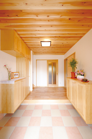 木の香りいっぱいの広い玄関ホール。床はサクラ、天井は杉を使用