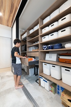 キッチンの背面収納には収納ケースを並べて食品類やキッチン用品などを順序よく配置して
います。家族みんながどこに何があるか把握でき、物をスムーズに取り出せます。
主婦の憧れの整然としたおしゃれなキッチン収納です。