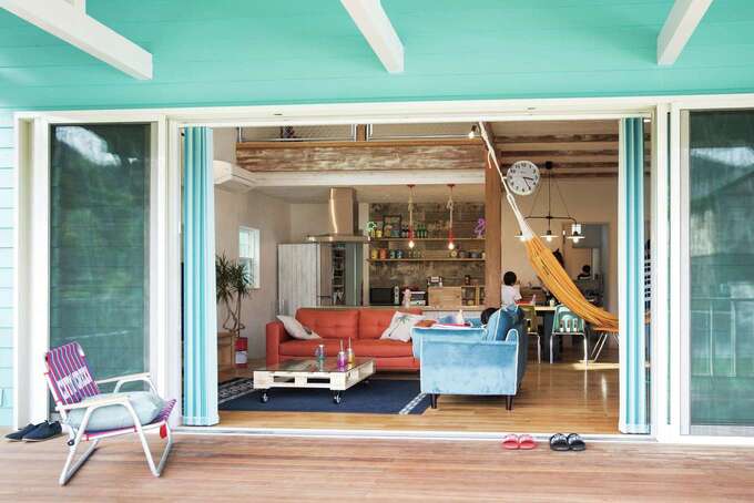 富士ホームズデザイン｜大開口の窓が内と外を繋ぎ、光と風を家の中へと招く。実績豊富な『富士ホームズデザイン』だからこそ実現した本物のアメリカンサーファーズハウスは友人からも大好評