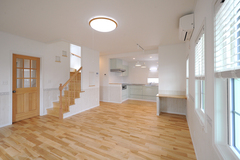 腰壁がアクセントになっているLDK。ところどころにニッチも配置