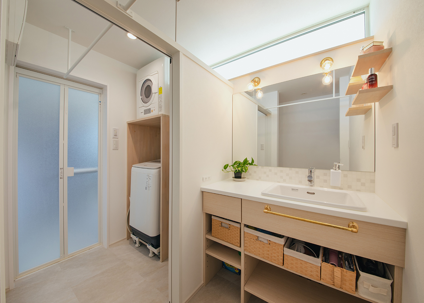小幡建設【デザイン住宅、収納力、趣味】脱衣室と洗面室をセパレートすることで、実用性がグーンとアップ。ハイサイドライトから差し込む光が室内に十分な明るさをもたらす