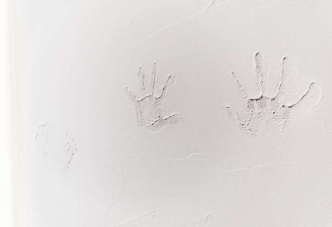 壁も自然素材の珪藻土。子どもたちの手形がモダンなデザインの中でほっこりする