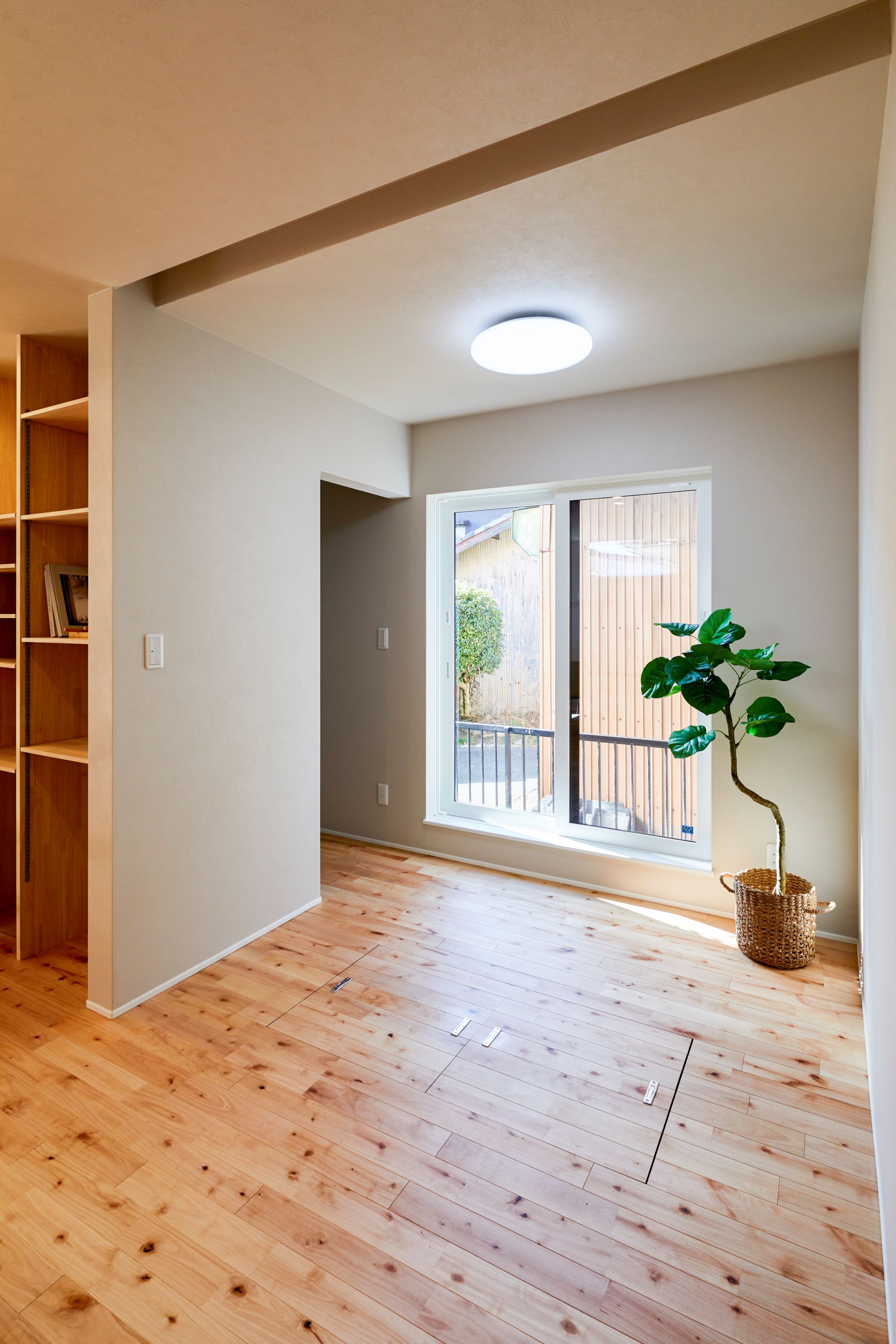 GATE（R+house春日井）｜床下収納の蓋を開けるとこんな感じ。床下に降りると膝上くらいの高さで、物の出し入れもしやすい。床下空間は広いので、6～8畳程の収納スペースとして活用できる。