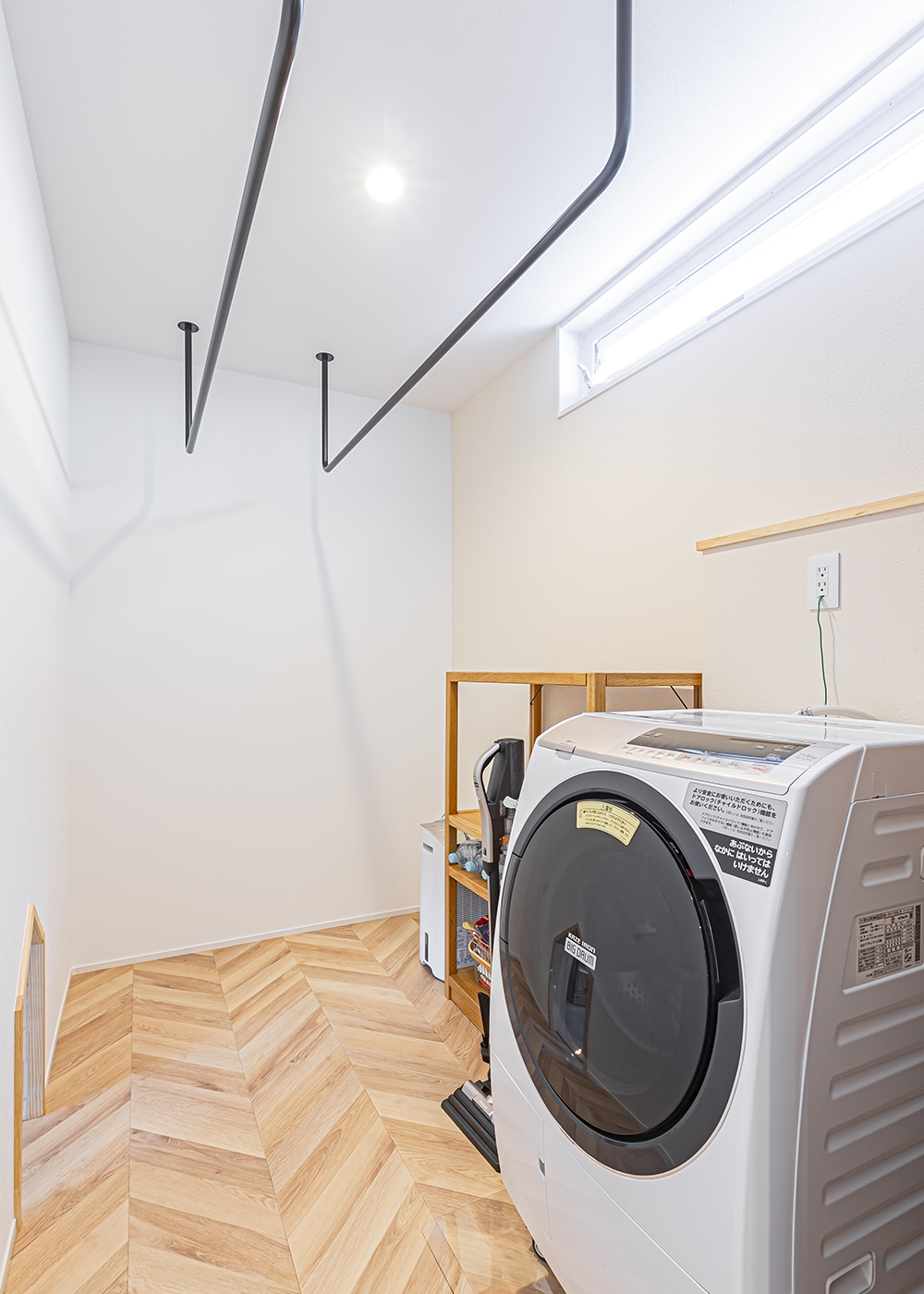 cozy house（小塚建設）【二世帯住宅、間取り、平屋】自然光も入るランドリールーム。室内干し用にアイアンバーを2セット分設置し、家族みんなの洗濯を一気に干すことができる
