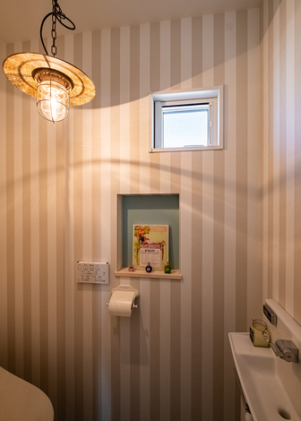 ストライプの壁紙とブルーのニッチがアクセント