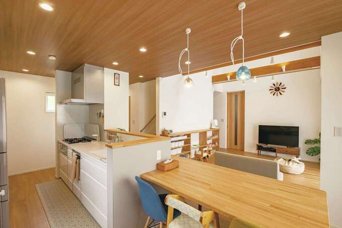 すっきりシンプルにまとめたLDKは、天井の木目調クロスをアクセントに