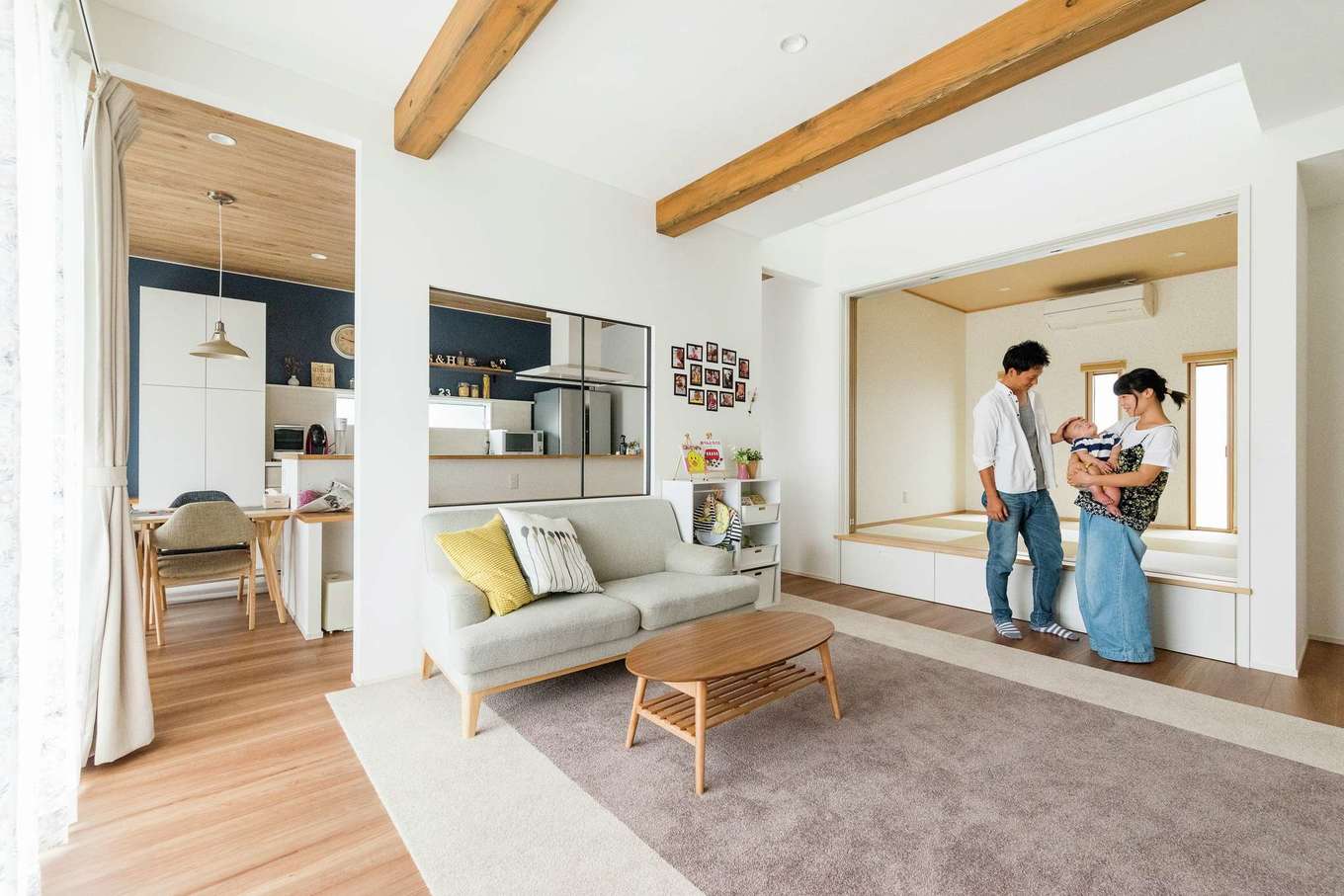 静鉄ホームズ【デザイン住宅、子育て、間取り】夫婦が希望したほどよいモダンさと北欧テイストが叶えられたLDK。2700mmの天井高が、実際の広さ以上の大らかさを演出する