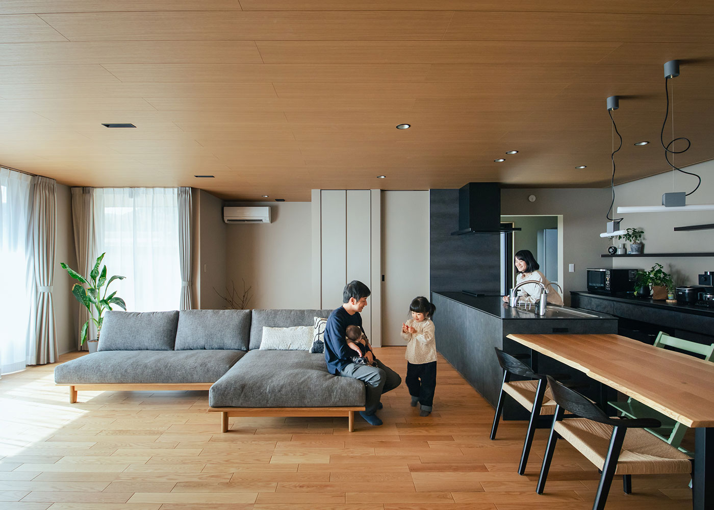 アイ工務店 愛知【デザイン住宅、間取り、平屋】耐震性と間取りの自由度を高める耐力壁などで広々としたLDKを実現。断熱等級6の性能のおかげで、冬もエアコン1台だけで心地よく過ごせる