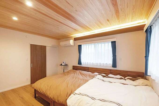 間接照明のやさしい光でリラックスできる寝室