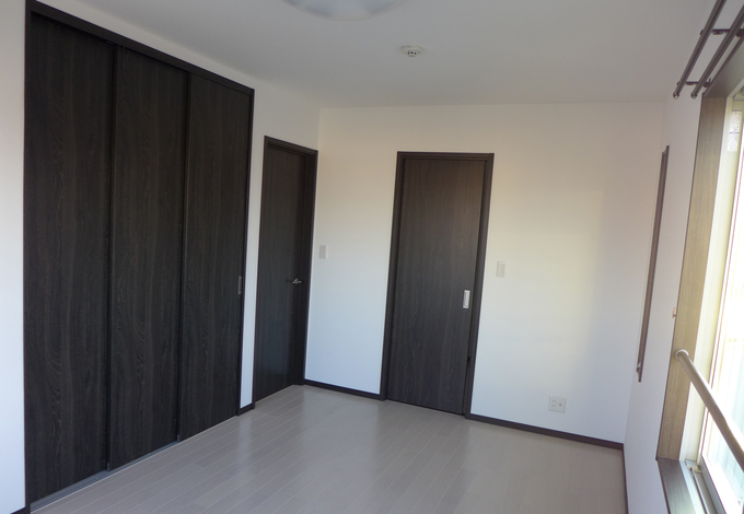 スモークオークの建具は木目があって重厚感がありスタイリッシュでモダンな雰囲気