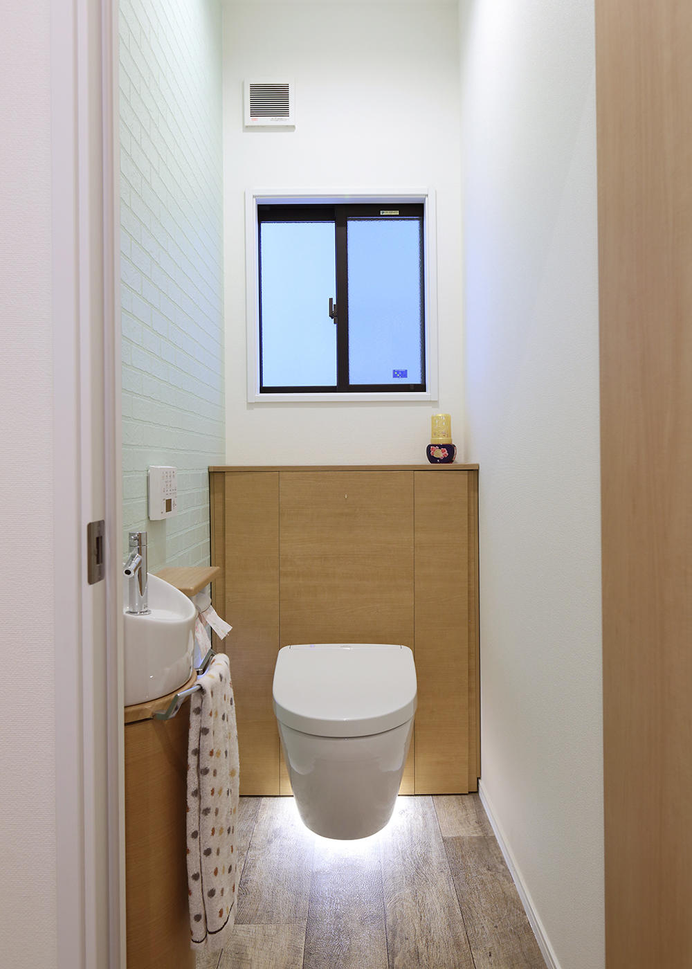 丸昇彦坂建設【デザイン住宅、収納力、間取り】シンプルで使い勝手の良いお手洗いスペース。便座が浮いており、お手入れも簡単