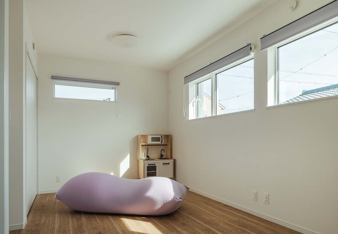 子どもの成長に合わせて将来部屋を仕切れるように工夫。どんな色の家具でも合うよう、ナチュラルな床材をチョイス