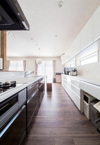 キッチンの収納棚には、奥さまが所有する多数の調理器具や食器が収まる