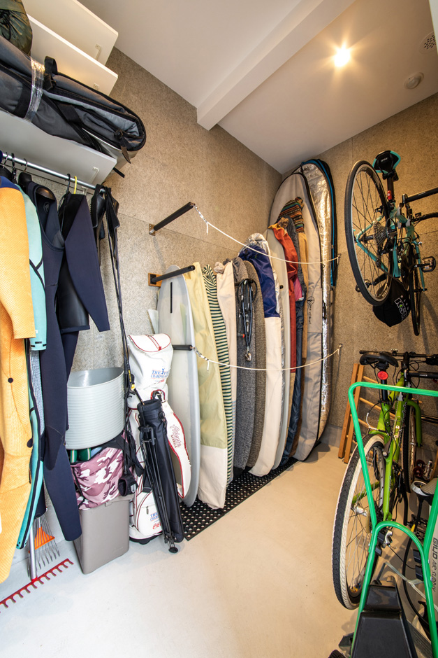 SEIEN ARCHITECT【趣味、建築家、インテリア】玄関収納には、サーフィンや自転車が趣味のご主人の荷物をまとめて収納。庭から直接出入りできるので、洗ったサーフボードをしまい込むのも便利