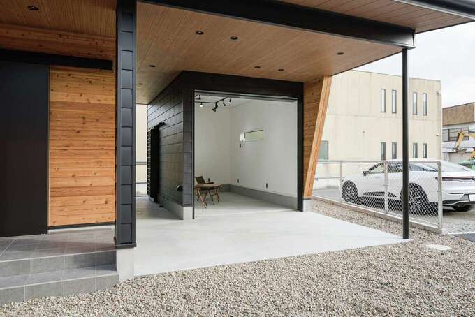 雨に濡れずに玄関に直結できるインナーガレージ。奥に水栓もあるのでBBQや子どもの水遊びなども楽しめる