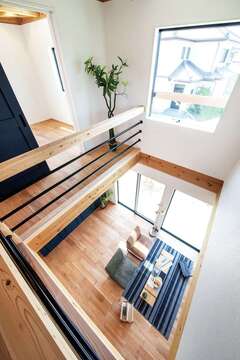 奥さまの憧れをカタチにした吹抜け。大きな天窓から陽光が降りそそぐ