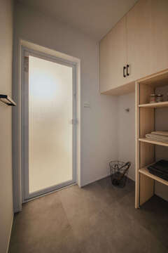 たっぷりの収納スペースを備えた脱衣室と浴室。これだけの収納力があれば、お風呂上りに着替えを取りに行く手間が省けて、日々の小さなストレスも軽減